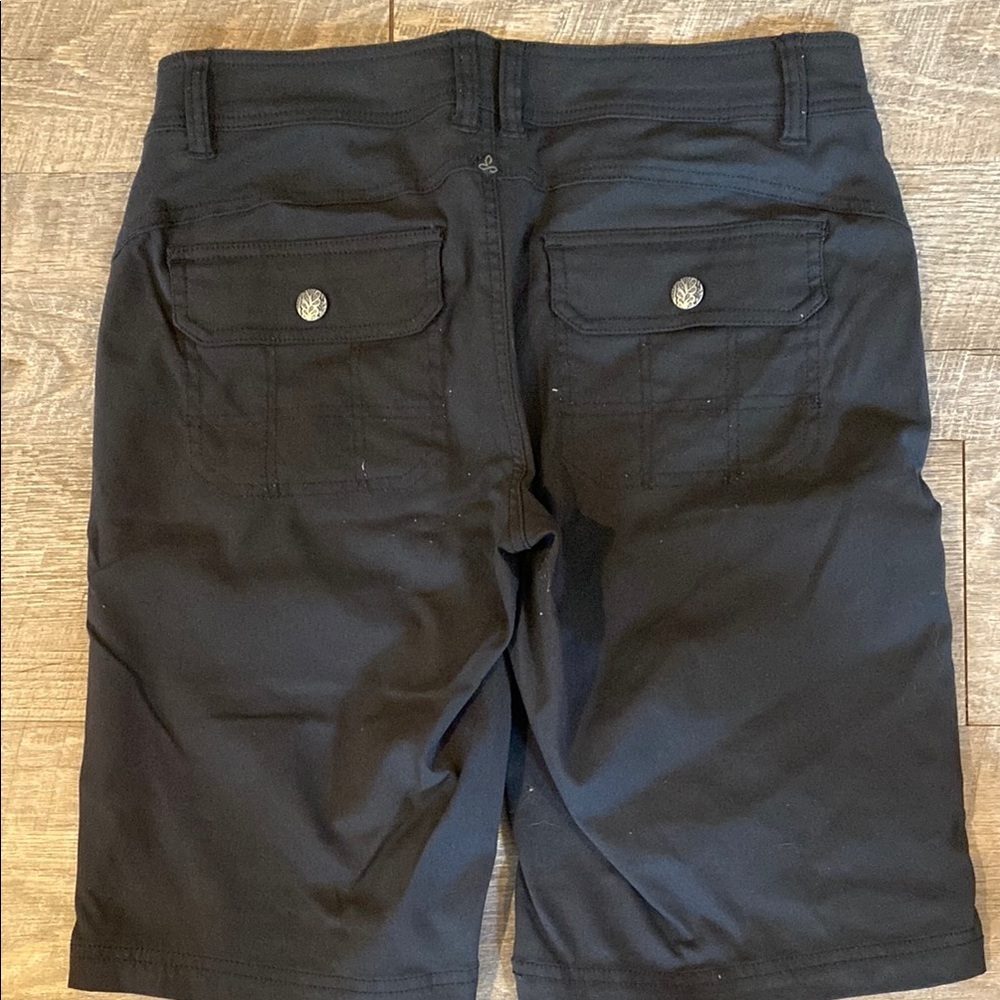 Black Bermudas with Straight-Cut Leg and Lightweight Fabric

Bin B - Picture 4 of 4